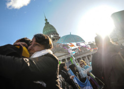 manifestantes_abrazados_frente_al_congreso