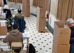 Hombre votando con boleta única papel